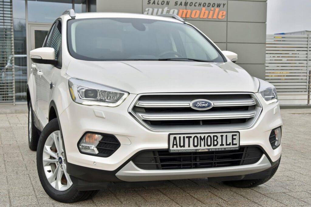 Kuga TITANIUM! Xenon Ledy ParkAssist El.Klapa 4×4!